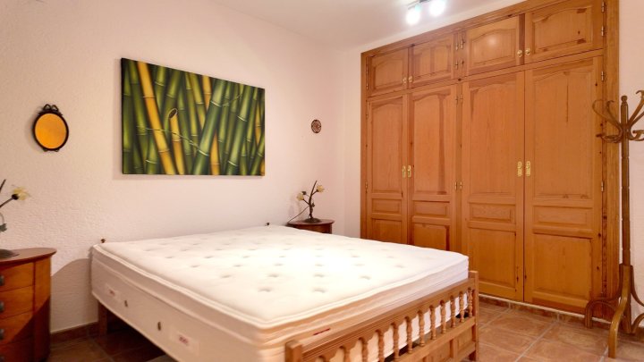 Top gepflegte Villa mit großem Eckgrundstück und separatem Turmappartement und vielen Extras