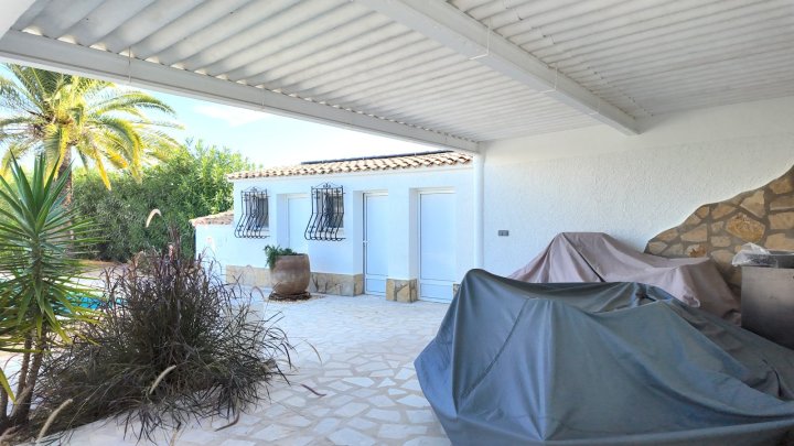 Top gepflegte Villa mit großem Eckgrundstück und separatem Turmappartement und vielen Extras