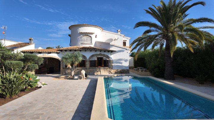 Top gepflegte Villa mit großem Eckgrundstück und separatem Turmappartement und vielen Extras