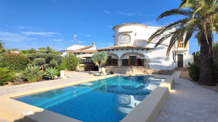 Top gepflegte Villa mit großem Eckgrundstück und separatem Turmappartement und vielen Extras