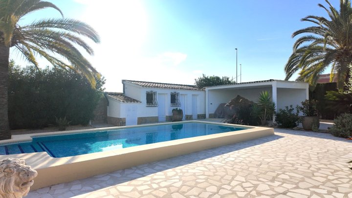 Top gepflegte Villa mit großem Eckgrundstück und separatem Turmappartement und vielen Extras