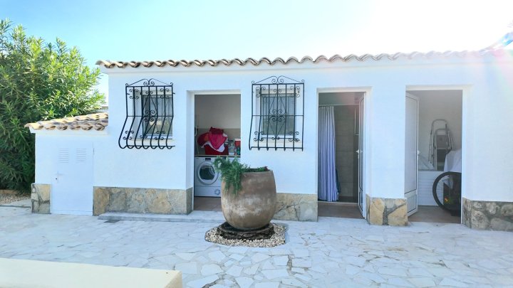 Top gepflegte Villa mit großem Eckgrundstück und separatem Turmappartement und vielen Extras