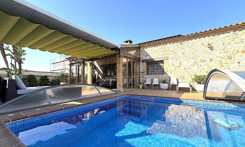 Exklusive Villa im mediterranen Stil, die Luxus, Energieeffizienz und hochwertige Materialien vereint