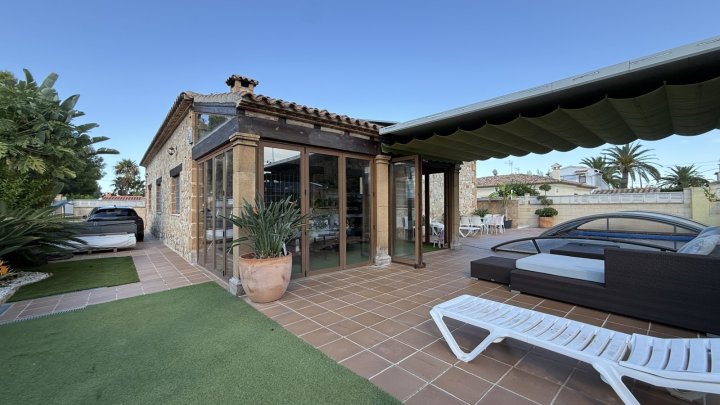 Exklusive Villa im mediterranen Stil, die Luxus, Energieeffizienz und hochwertige Materialien vereint