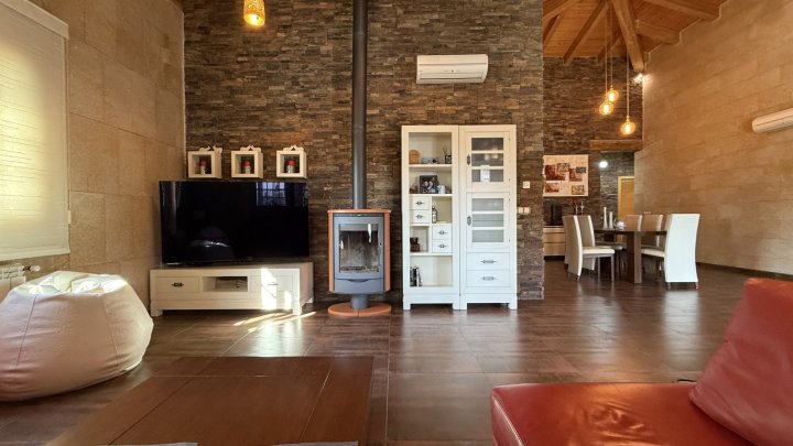 Exklusive Villa im mediterranen Stil, die Luxus, Energieeffizienz und hochwertige Materialien vereint