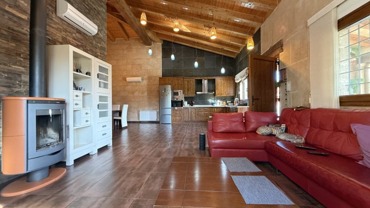 Exklusive Villa im mediterranen Stil, die Luxus, Energieeffizienz und hochwertige Materialien vereint