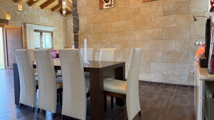 Exklusive Villa im mediterranen Stil, die Luxus, Energieeffizienz und hochwertige Materialien vereint