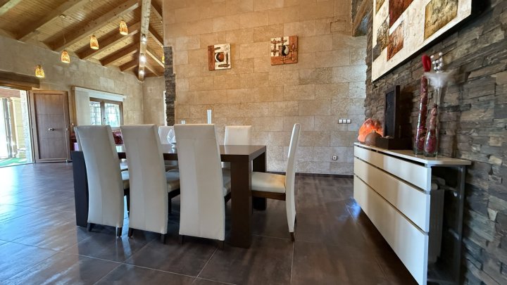 Exklusive Villa im mediterranen Stil, die Luxus, Energieeffizienz und hochwertige Materialien vereint