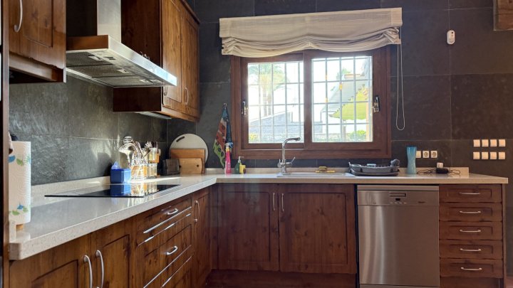 Exklusive Villa im mediterranen Stil, die Luxus, Energieeffizienz und hochwertige Materialien vereint