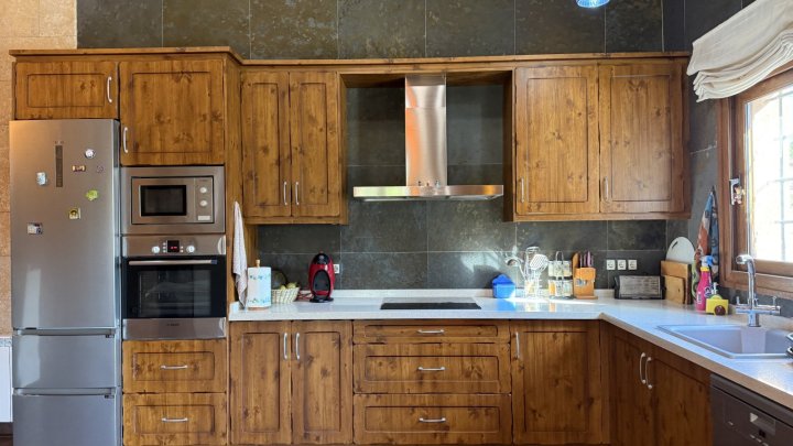 Exklusive Villa im mediterranen Stil, die Luxus, Energieeffizienz und hochwertige Materialien vereint