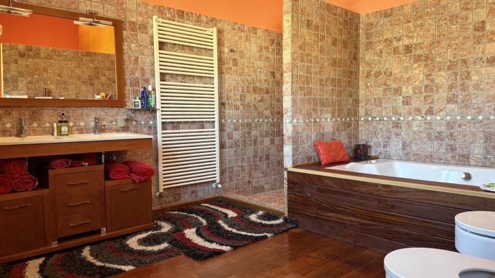 Exklusive Villa im mediterranen Stil, die Luxus, Energieeffizienz und hochwertige Materialien vereint