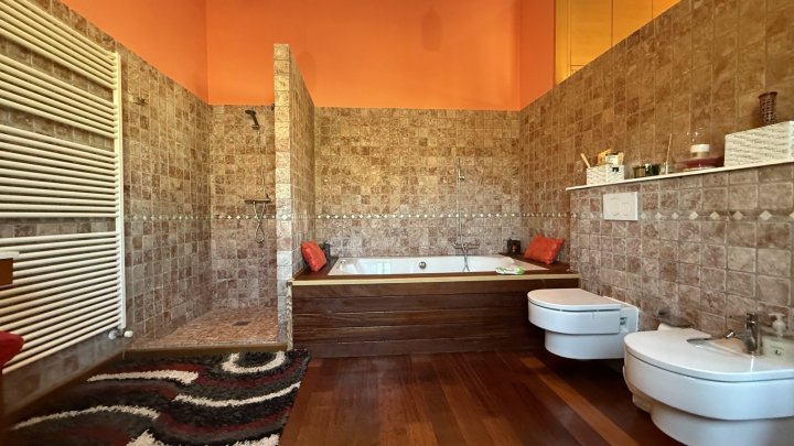 Exklusive Villa im mediterranen Stil, die Luxus, Energieeffizienz und hochwertige Materialien vereint