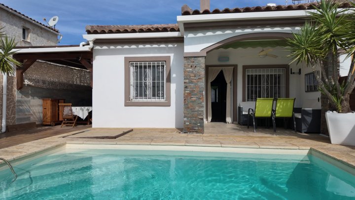 Renovierte Doppelhaushälfte mit 3 Schlafzimmern, 2 Bädern und Privatpool in Strandnähe