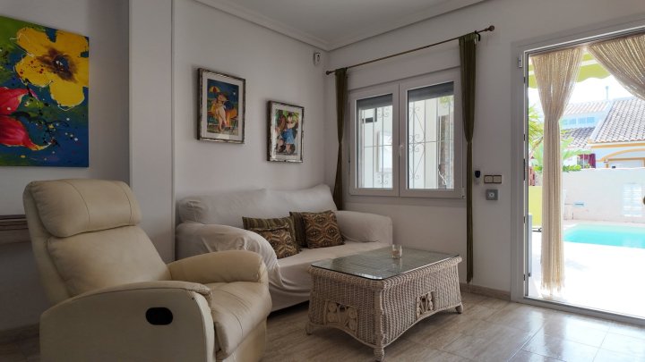 Renovierte Doppelhaushälfte mit 3 Schlafzimmern, 2 Bädern und Privatpool in Strandnähe