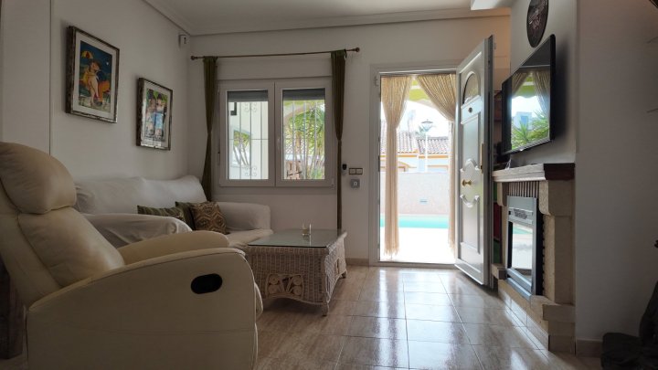 Renovierte Doppelhaushälfte mit 3 Schlafzimmern, 2 Bädern und Privatpool in Strandnähe