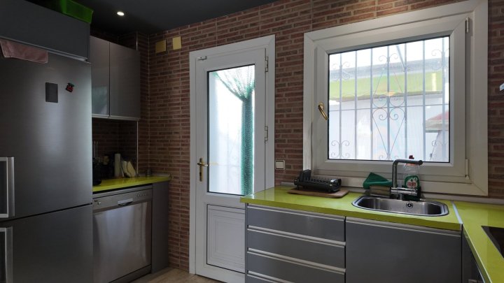 Renovierte Doppelhaushälfte mit 3 Schlafzimmern, 2 Bädern und Privatpool in Strandnähe