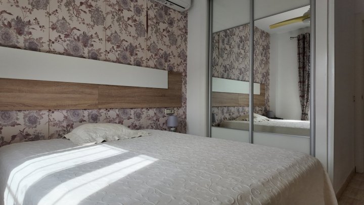 Renovierte Doppelhaushälfte mit 3 Schlafzimmern, 2 Bädern und Privatpool in Strandnähe