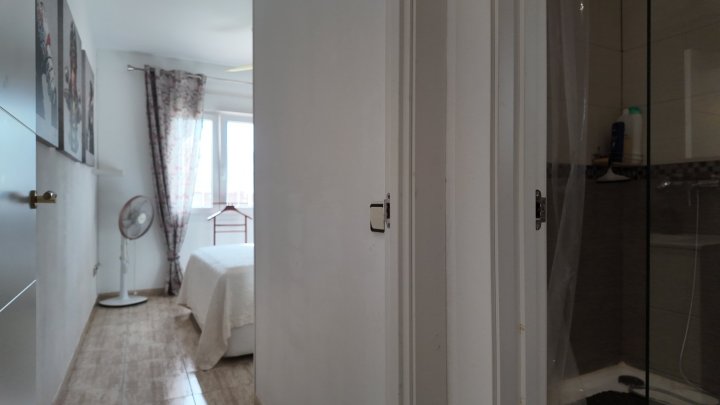 Renovierte Doppelhaushälfte mit 3 Schlafzimmern, 2 Bädern und Privatpool in Strandnähe