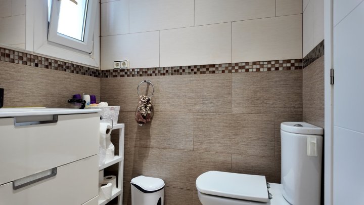 Renovierte Doppelhaushälfte mit 3 Schlafzimmern, 2 Bädern und Privatpool in Strandnähe