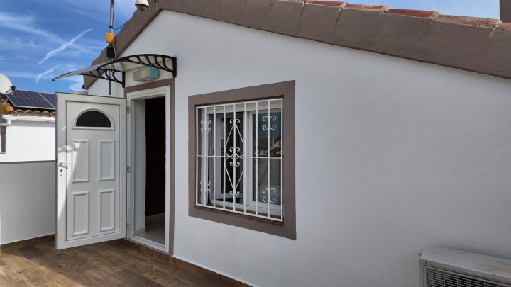 Renovierte Doppelhaushälfte mit 3 Schlafzimmern, 2 Bädern und Privatpool in Strandnähe