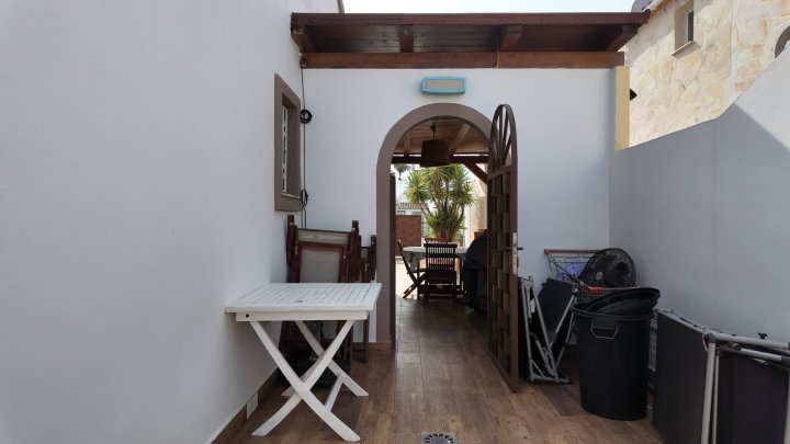 Renovierte Doppelhaushälfte mit 3 Schlafzimmern, 2 Bädern und Privatpool in Strandnähe