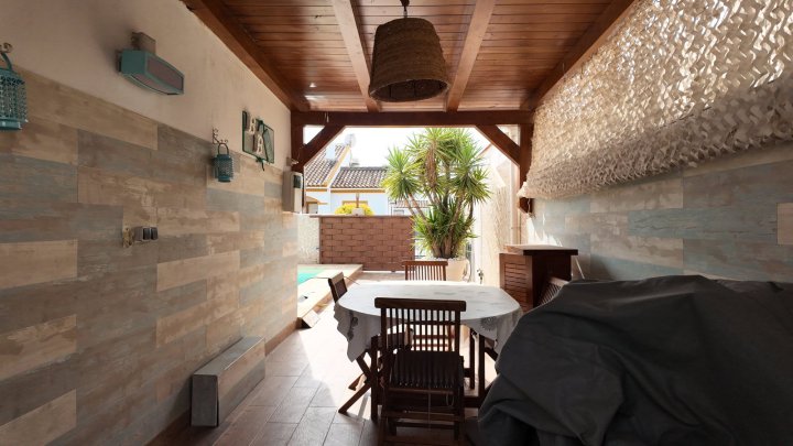 Renovierte Doppelhaushälfte mit 3 Schlafzimmern, 2 Bädern und Privatpool in Strandnähe