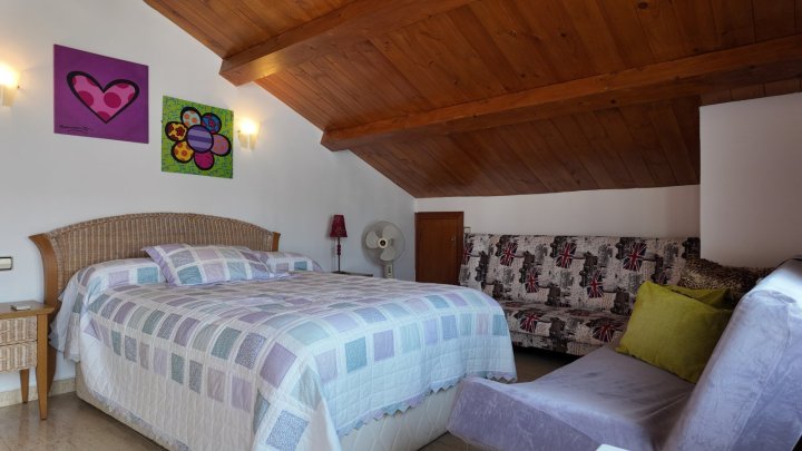 Renovierte Doppelhaushälfte mit 3 Schlafzimmern, 2 Bädern und Privatpool in Strandnähe