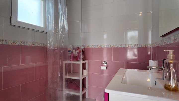 Renovierte Doppelhaushälfte mit 3 Schlafzimmern, 2 Bädern und Privatpool in Strandnähe