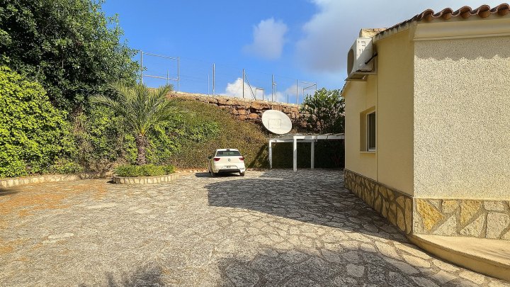 Villa in La Sella mit 4 Schlafzimmern, 4 Bädern, Touristenlizenz sowie Golf- und Meerblick