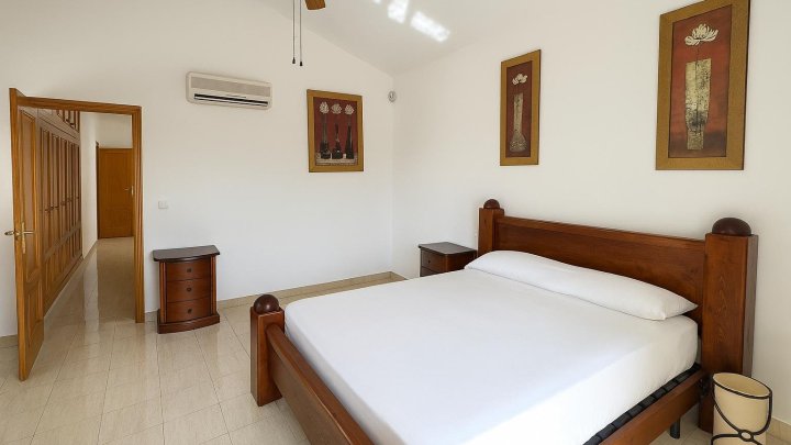 Villa in La Sella mit 4 Schlafzimmern, 4 Bädern, Touristenlizenz sowie Golf- und Meerblick