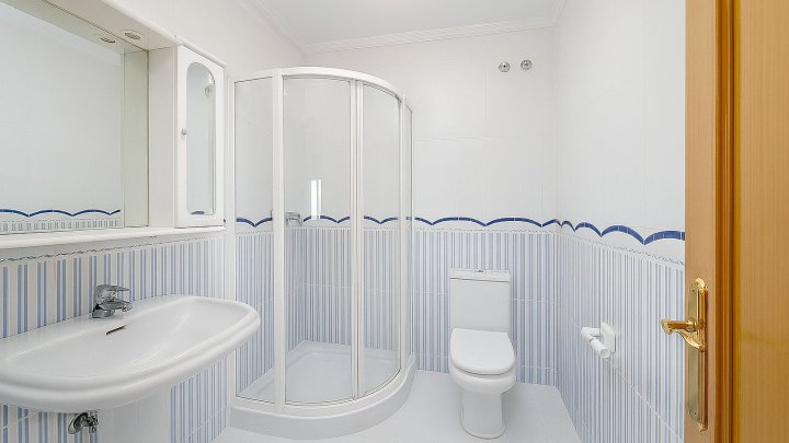 Villa in La Sella mit 4 Schlafzimmern, 4 Bädern, Touristenlizenz sowie Golf- und Meerblick