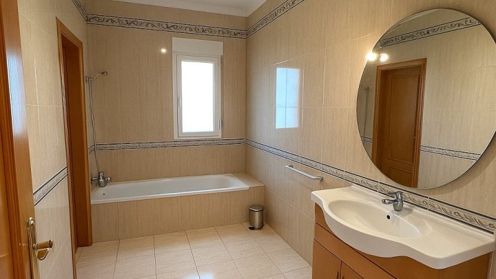 Villa in La Sella mit 4 Schlafzimmern, 4 Bädern, Touristenlizenz sowie Golf- und Meerblick