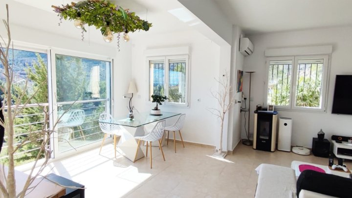 Freistehendes Haus mit 3 Schlafzimmern, 2 Bädern und fantastischem Ausblick, in 2023 renoviert