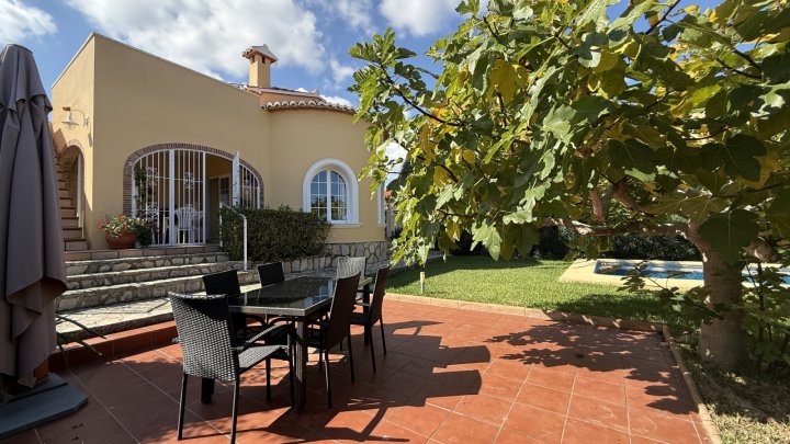 Investment: Einzigartige Villa in Dénia mit traumhaftem Garten, Pool, Heizung und Carport 