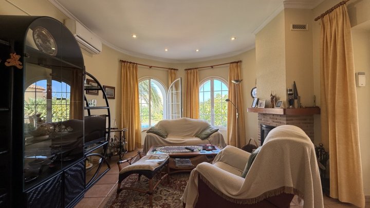 Investment: Einzigartige Villa in Dénia mit traumhaftem Garten, Pool, Heizung und Carport 