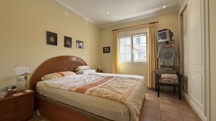 Investment: Einzigartige Villa in Dénia mit traumhaftem Garten, Pool, Heizung und Carport 