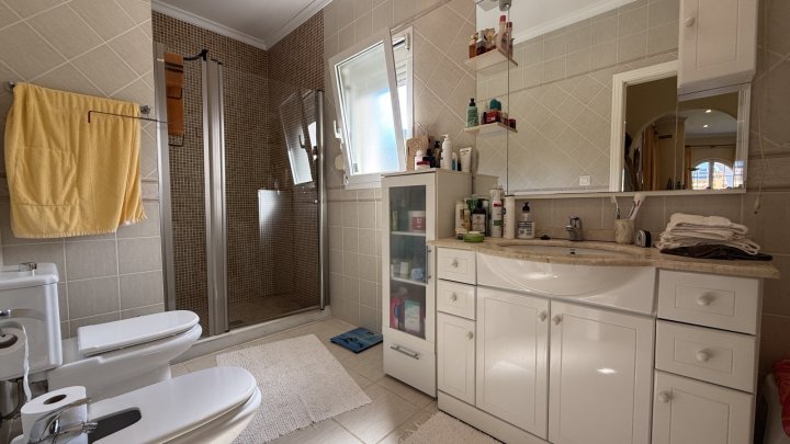 Investment: Einzigartige Villa in Dénia mit traumhaftem Garten, Pool, Heizung und Carport 