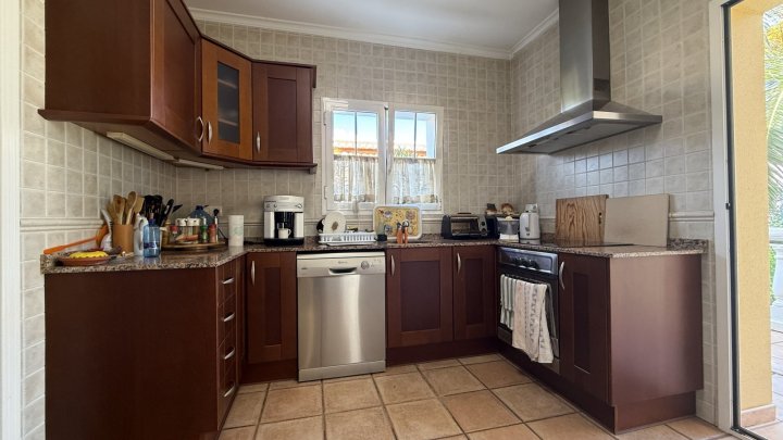 Investment: Einzigartige Villa in Dénia mit traumhaftem Garten, Pool, Heizung und Carport 