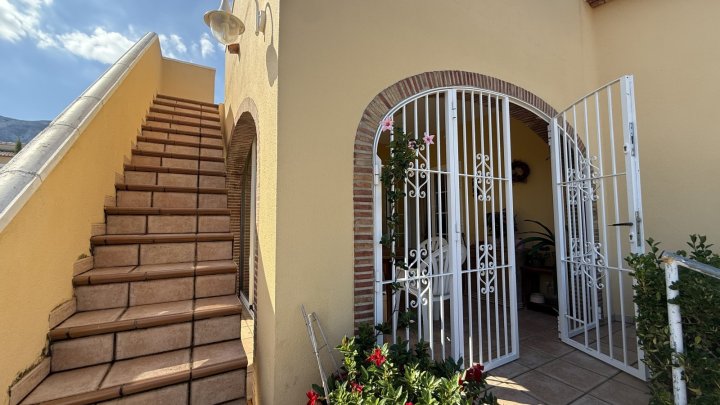 Investment: Einzigartige Villa in Dénia mit traumhaftem Garten, Pool, Heizung und Carport 