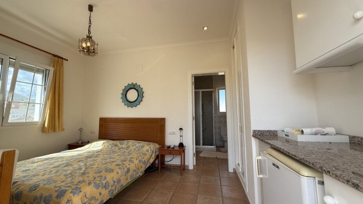 Investment: Einzigartige Villa in Dénia mit traumhaftem Garten, Pool, Heizung und Carport 