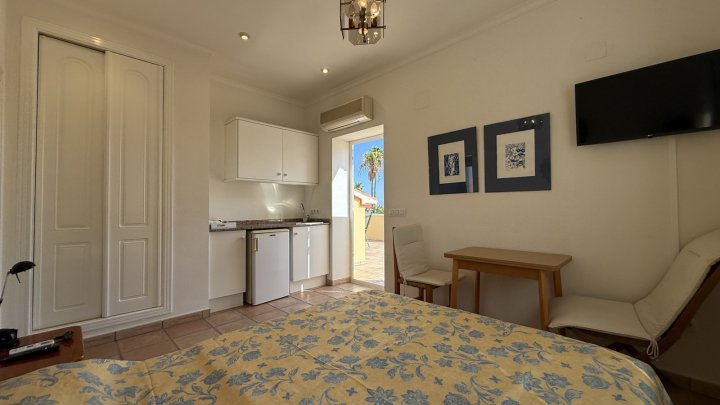 Investment: Einzigartige Villa in Dénia mit traumhaftem Garten, Pool, Heizung und Carport 