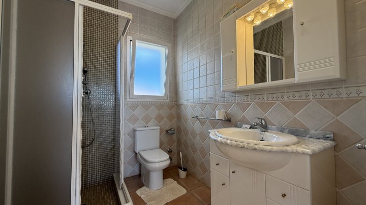 Investment: Einzigartige Villa in Dénia mit traumhaftem Garten, Pool, Heizung und Carport 