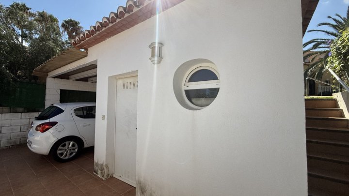 Investment: Einzigartige Villa in Dénia mit traumhaftem Garten, Pool, Heizung und Carport 