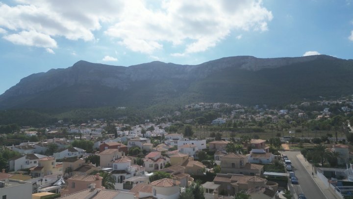 Investment: Einzigartige Villa in Dénia mit traumhaftem Garten, Pool, Heizung und Carport 