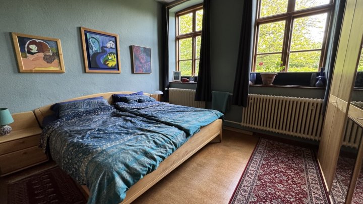 Ehemalige Dorfschule mit historischem Flair, modernem Wohnkomfort und parkähnliche