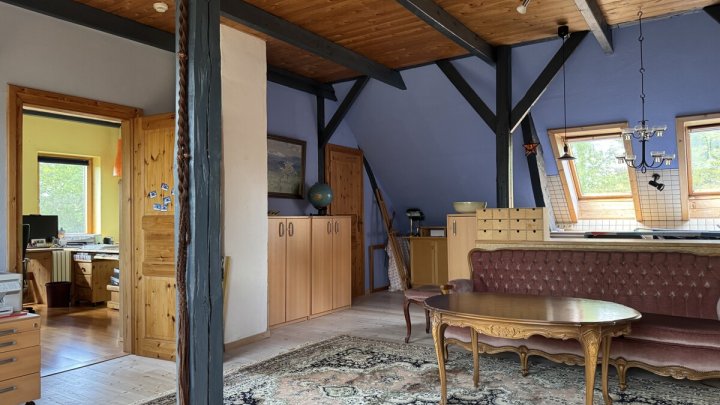 Ehemalige Dorfschule mit historischem Flair, modernem Wohnkomfort und parkähnliche