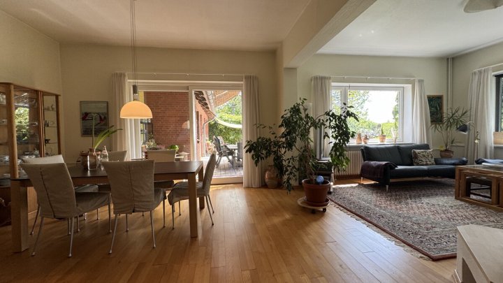 Ehemalige Dorfschule mit historischem Flair, modernem Wohnkomfort und parkähnliche