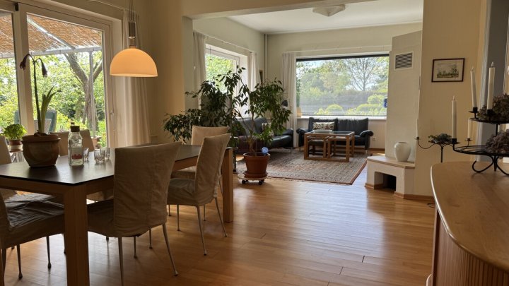 Ehemalige Dorfschule mit historischem Flair, modernem Wohnkomfort und parkähnliche