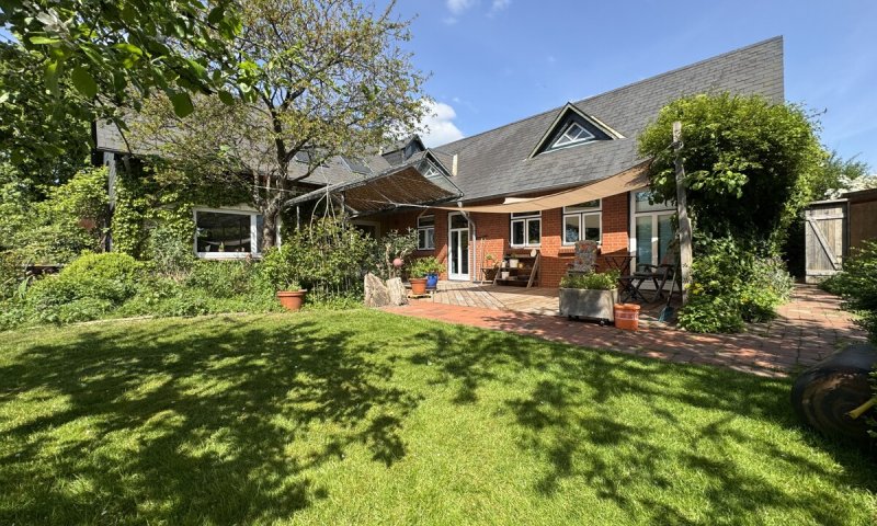 Ehemalige Dorfschule mit historischem Flair, modernem Wohnkomfort und parkähnliche