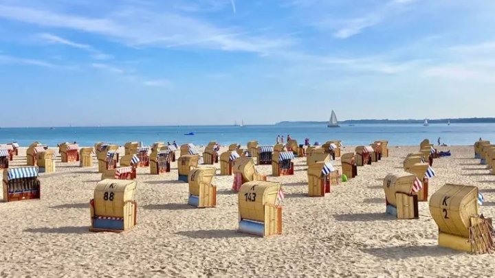 Maritimes Wohnglück in TRAVEMÜNDE 3 Zi ETW inkl. Einrichtung aus 2024 + Balkon - OTTO STÖBEN GmbH